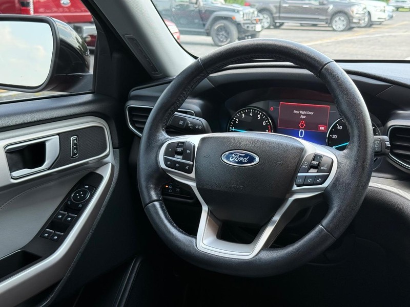 Ford Explorer Vehicle Full-screen Gallery Image 14