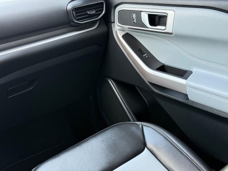 Ford Explorer Vehicle Full-screen Gallery Image 15