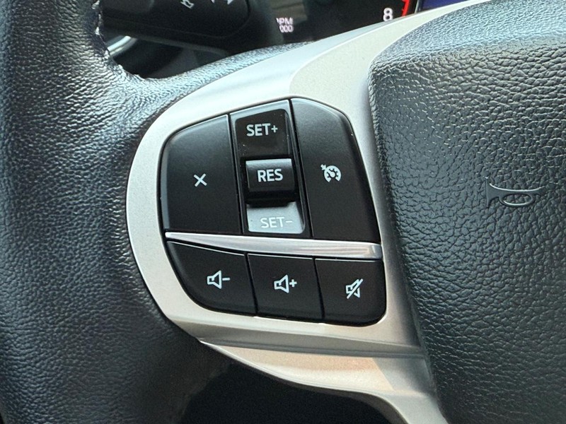 Ford Explorer Vehicle Full-screen Gallery Image 16