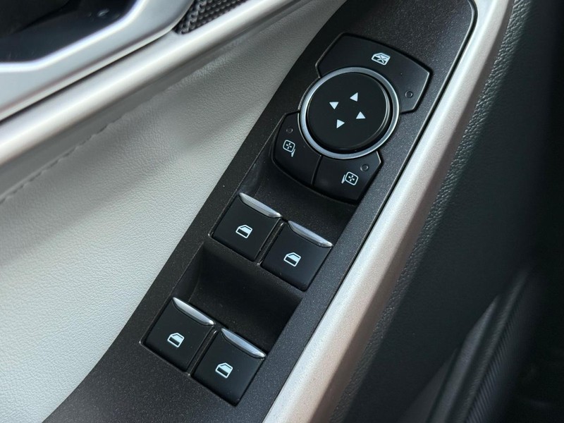 Ford Explorer Vehicle Full-screen Gallery Image 21