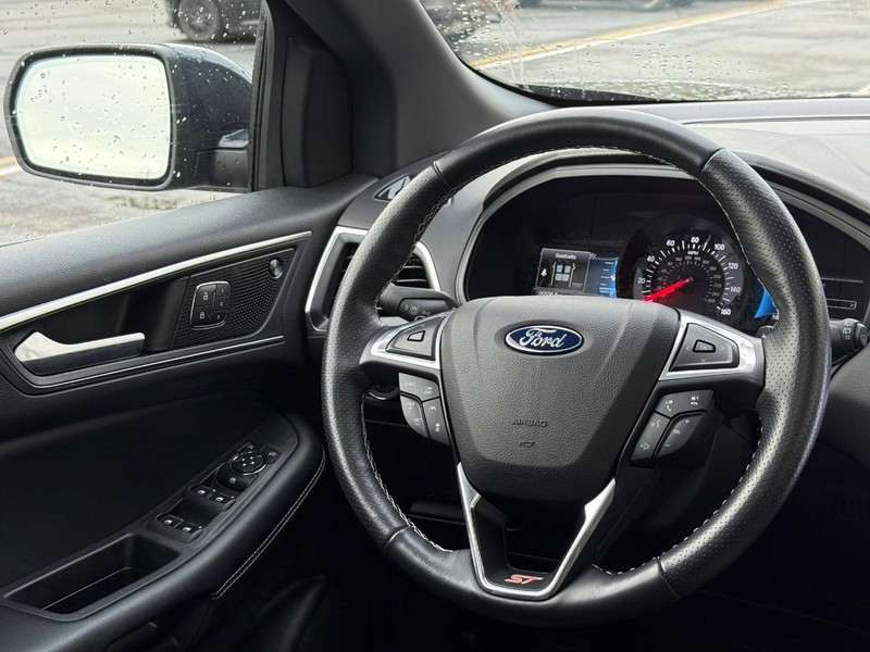 Ford Edge Vehicle Full-screen Gallery Image 13
