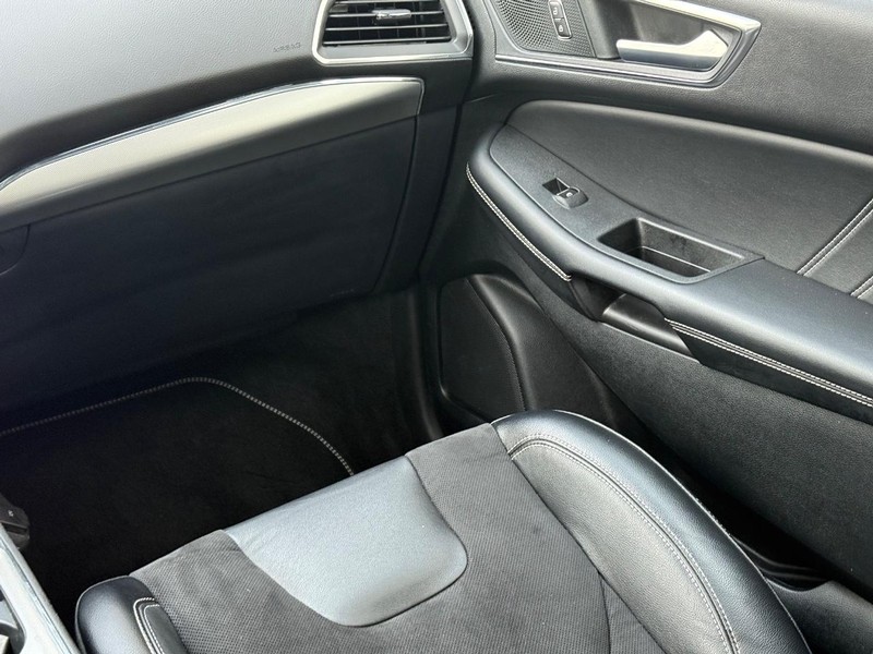 Ford Edge Vehicle Full-screen Gallery Image 14