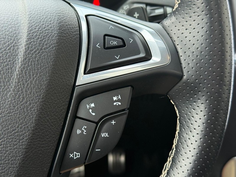 Ford Edge Vehicle Full-screen Gallery Image 17