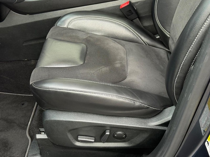 Ford Edge Vehicle Full-screen Gallery Image 22