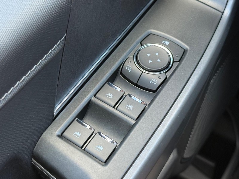 Ford F-150 Vehicle Full-screen Gallery Image 16