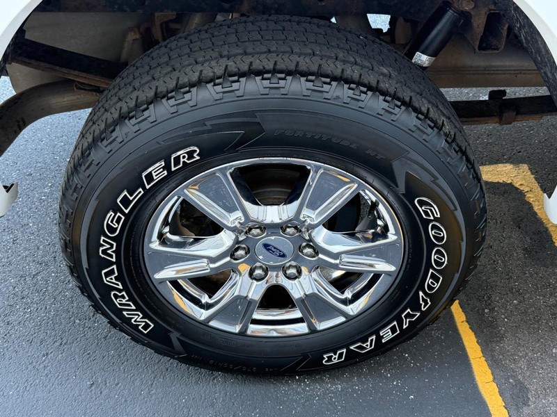 Ford F-150 Vehicle Full-screen Gallery Image 7