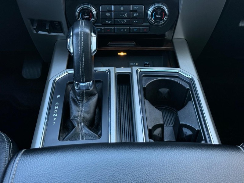 Ford F-150 Vehicle Full-screen Gallery Image 12