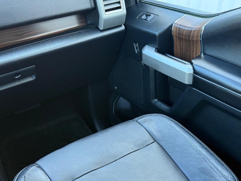 Ford F-150 Vehicle Full-screen Gallery Image 14