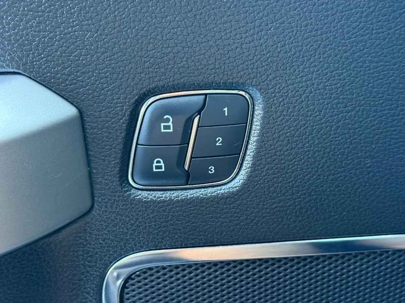 Ford F-150 Vehicle Full-screen Gallery Image 15