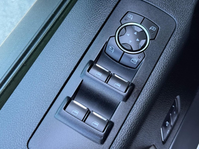 Ford F-150 Vehicle Full-screen Gallery Image 21