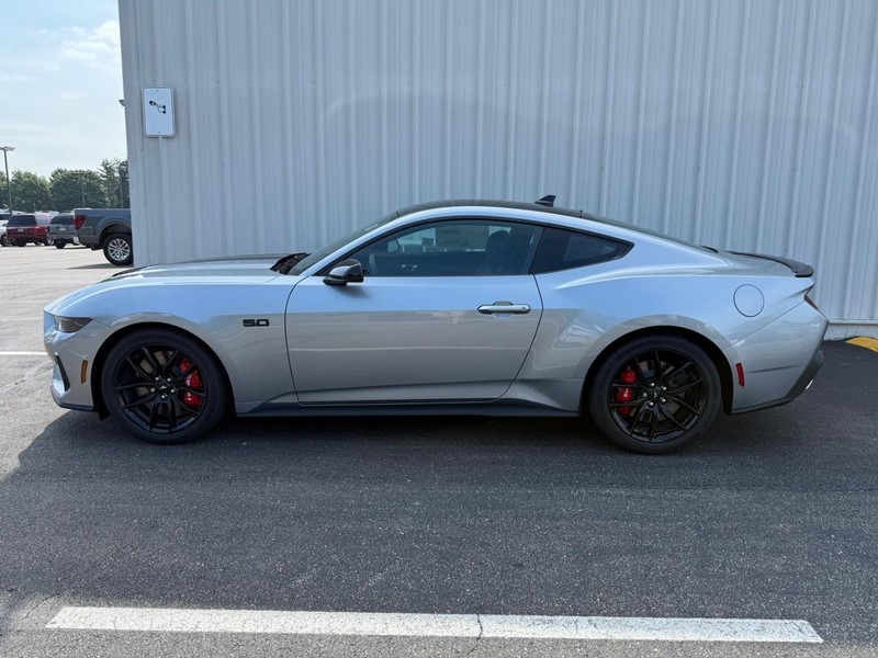 Ford Mustang Vehicle Full-screen Gallery Image 2