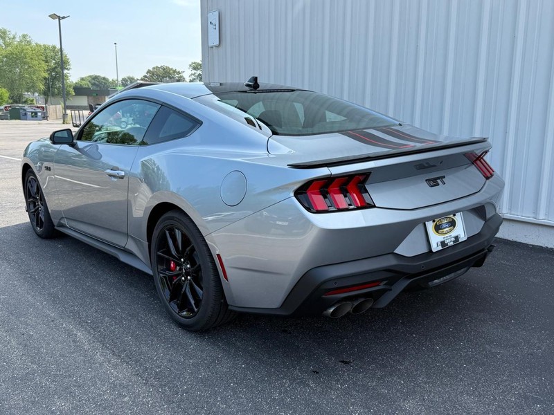 Ford Mustang Vehicle Full-screen Gallery Image 3