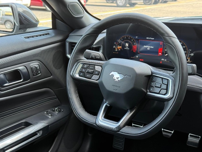 Ford Mustang Vehicle Full-screen Gallery Image 9