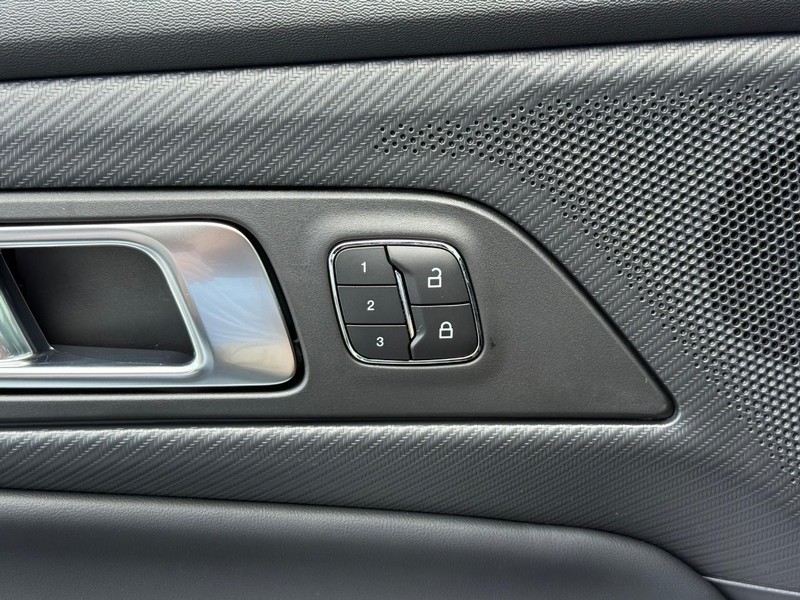 Ford Mustang Vehicle Full-screen Gallery Image 11