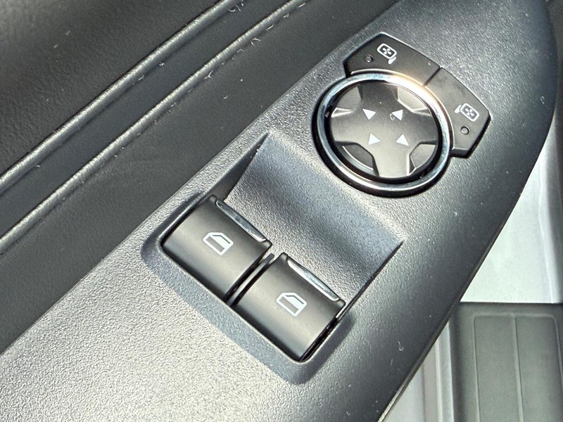 Ford Mustang Vehicle Full-screen Gallery Image 17