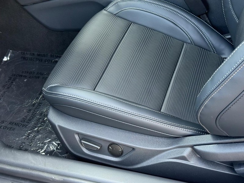 Ford Mustang Vehicle Full-screen Gallery Image 18