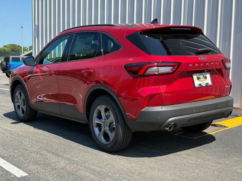 Ford Escape Vehicle Full-screen Gallery Image 3