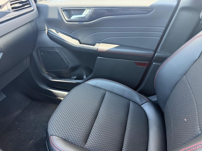 Ford Escape Vehicle Full-screen Gallery Image 15