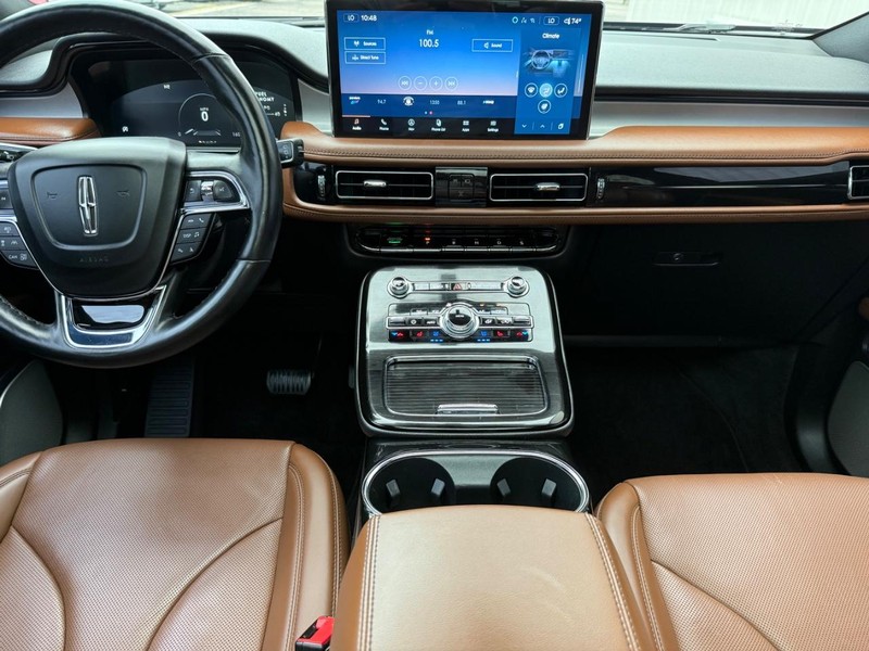 Lincoln Nautilus Vehicle Full-screen Gallery Image 10