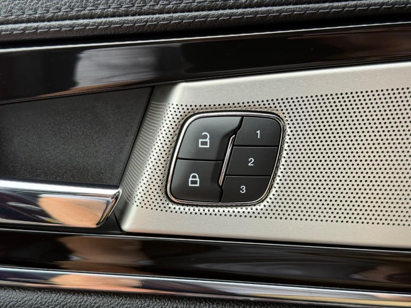 Lincoln Nautilus Vehicle Full-screen Gallery Image 15