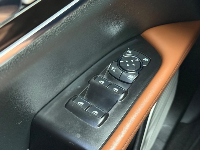 Lincoln Nautilus Vehicle Full-screen Gallery Image 21