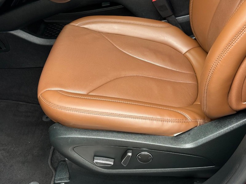 Lincoln Nautilus Vehicle Full-screen Gallery Image 22