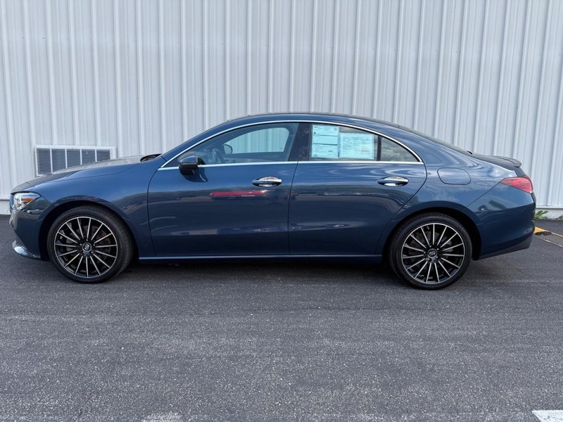 Mercedes-Benz CLA Vehicle Full-screen Gallery Image 2