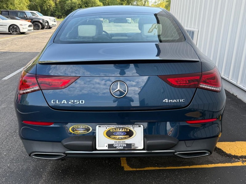 Mercedes-Benz CLA Vehicle Full-screen Gallery Image 4