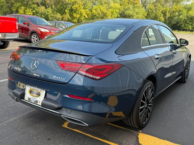 Mercedes-Benz CLA Vehicle Full-screen Gallery Image 5
