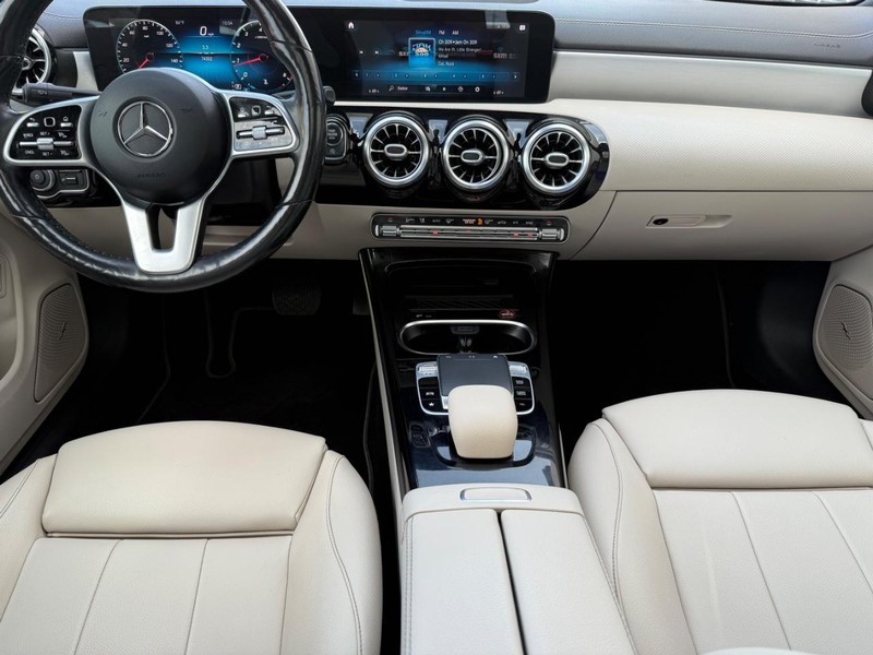 Mercedes-Benz CLA Vehicle Full-screen Gallery Image 9