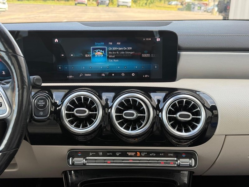 Mercedes-Benz CLA Vehicle Full-screen Gallery Image 10