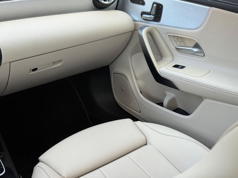 Mercedes-Benz CLA Vehicle Full-screen Gallery Image 12