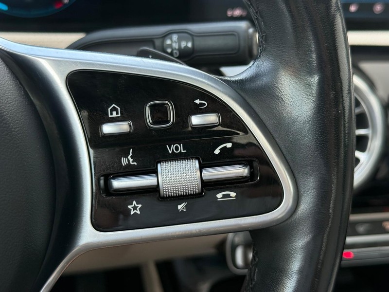 Mercedes-Benz CLA Vehicle Full-screen Gallery Image 15