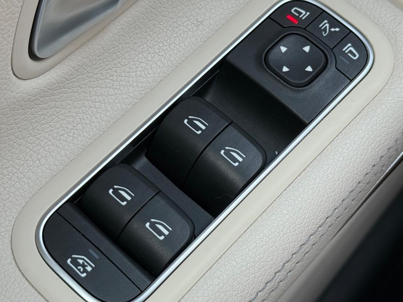 Mercedes-Benz CLA Vehicle Full-screen Gallery Image 19