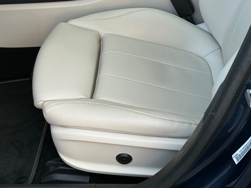 Mercedes-Benz CLA Vehicle Full-screen Gallery Image 20