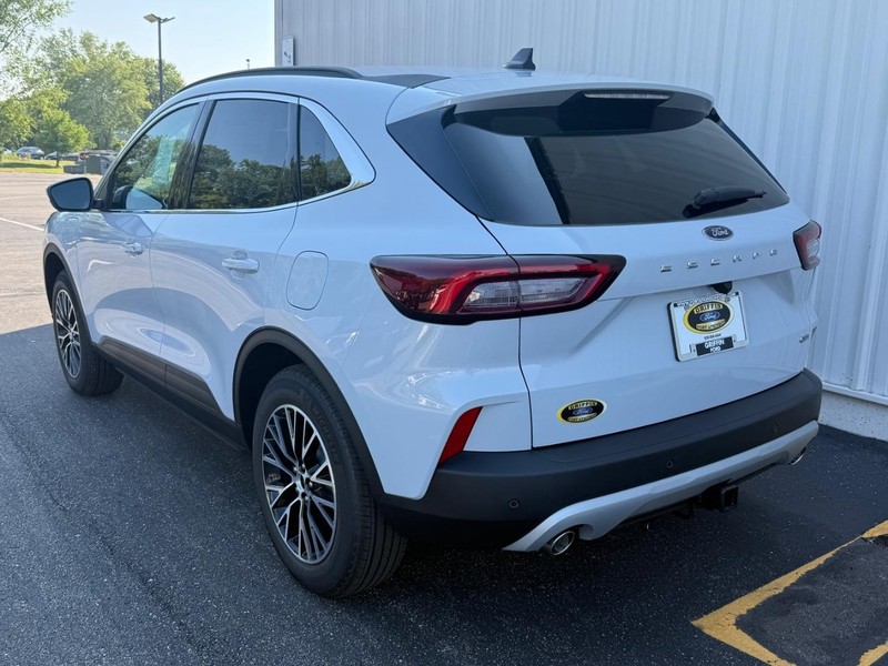 Ford Escape Vehicle Full-screen Gallery Image 3