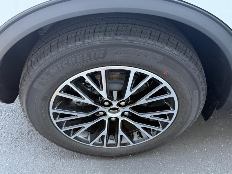 Ford Escape Vehicle Full-screen Gallery Image 4