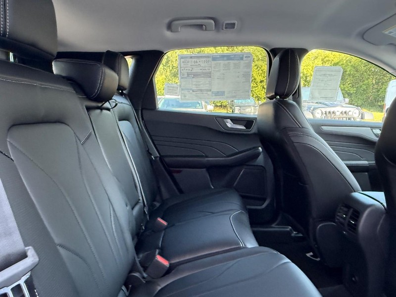 Ford Escape Vehicle Full-screen Gallery Image 5