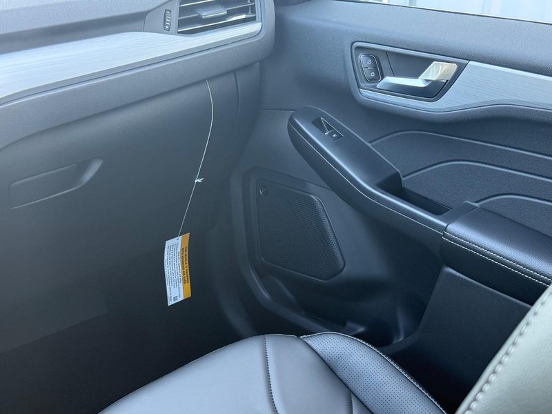 Ford Escape Vehicle Full-screen Gallery Image 10