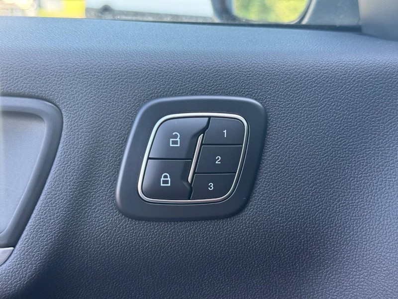 Ford Escape Vehicle Full-screen Gallery Image 11