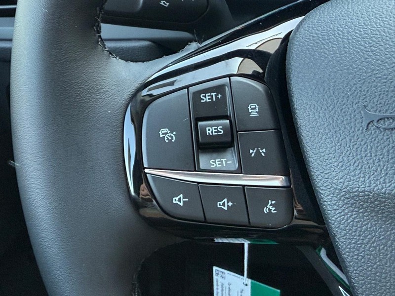 Ford Escape Vehicle Full-screen Gallery Image 12