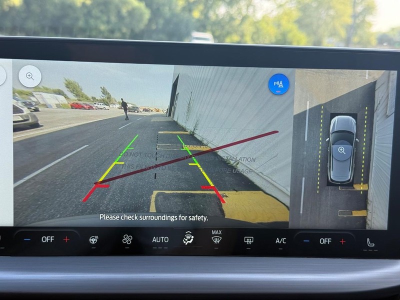 Ford Escape Vehicle Full-screen Gallery Image 14