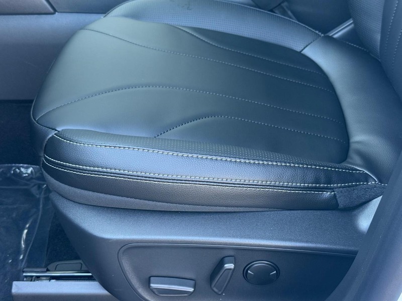 Ford Escape Vehicle Full-screen Gallery Image 17