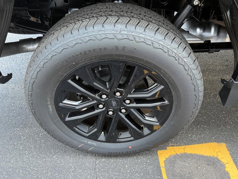 Ford F-150 Vehicle Full-screen Gallery Image 4