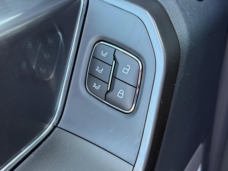 Ford F-150 Vehicle Full-screen Gallery Image 11