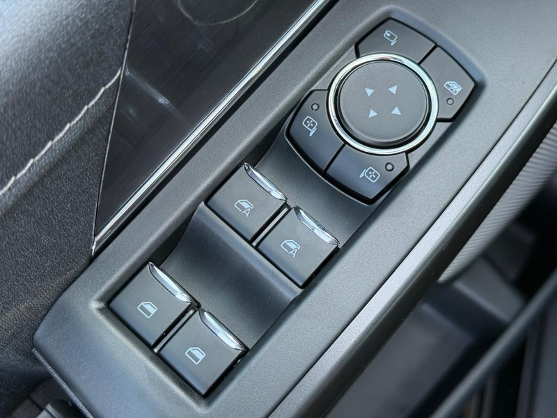 Ford F-150 Vehicle Full-screen Gallery Image 16