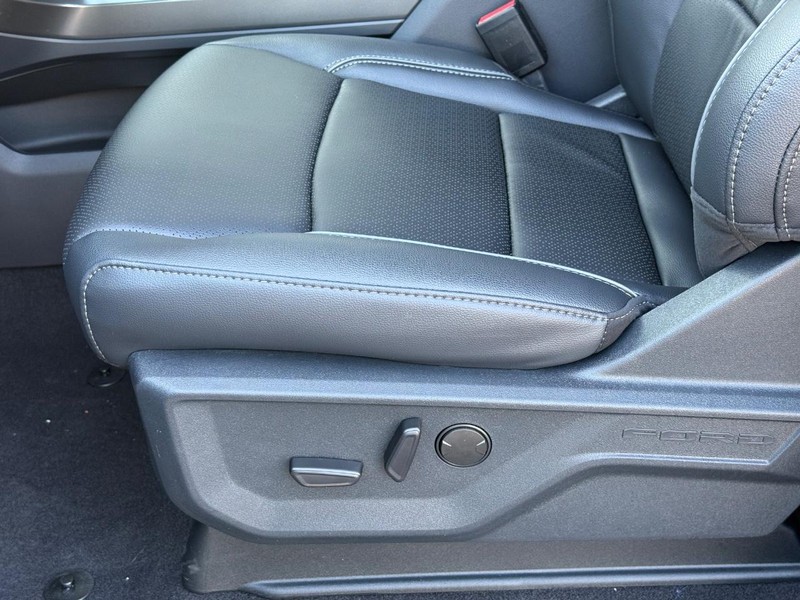 Ford F-150 Vehicle Full-screen Gallery Image 17