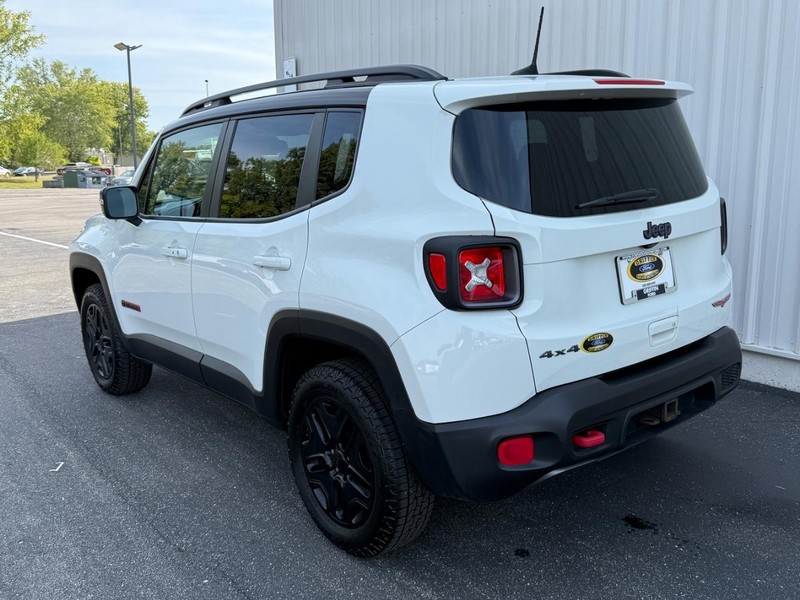 Jeep Renegade Vehicle Full-screen Gallery Image 3