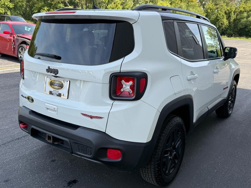 Jeep Renegade Vehicle Full-screen Gallery Image 6