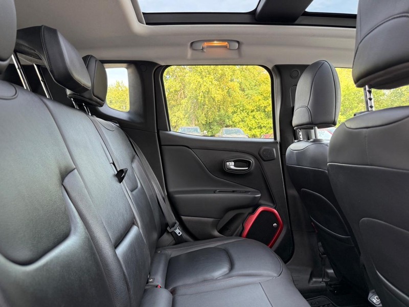 Jeep Renegade Vehicle Full-screen Gallery Image 9